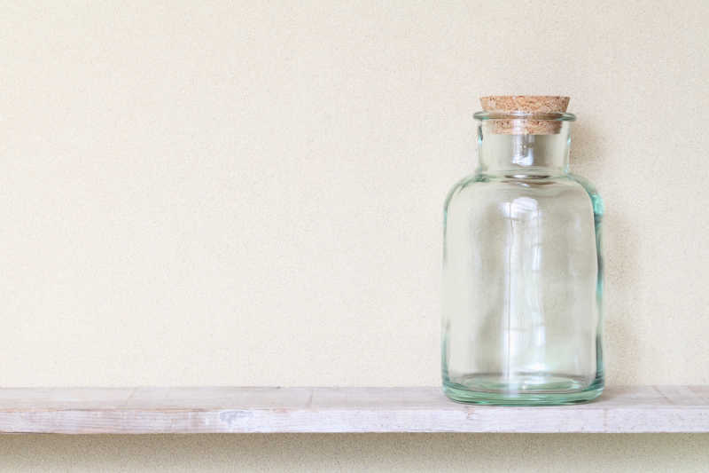 木板上的软木塞玻璃瓶特写