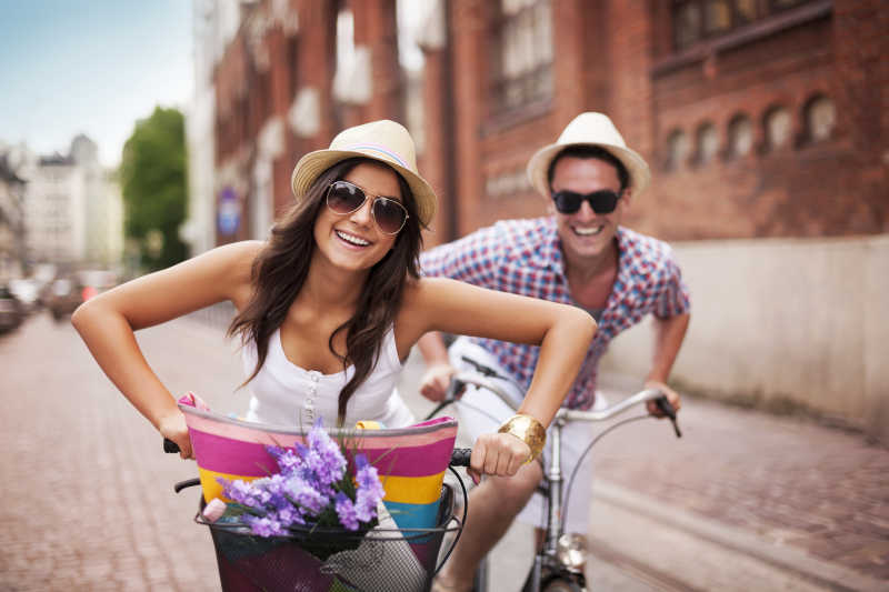 在城市骑自行车的夫妇