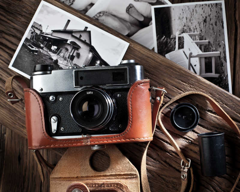 木桌上的老式相机和照片