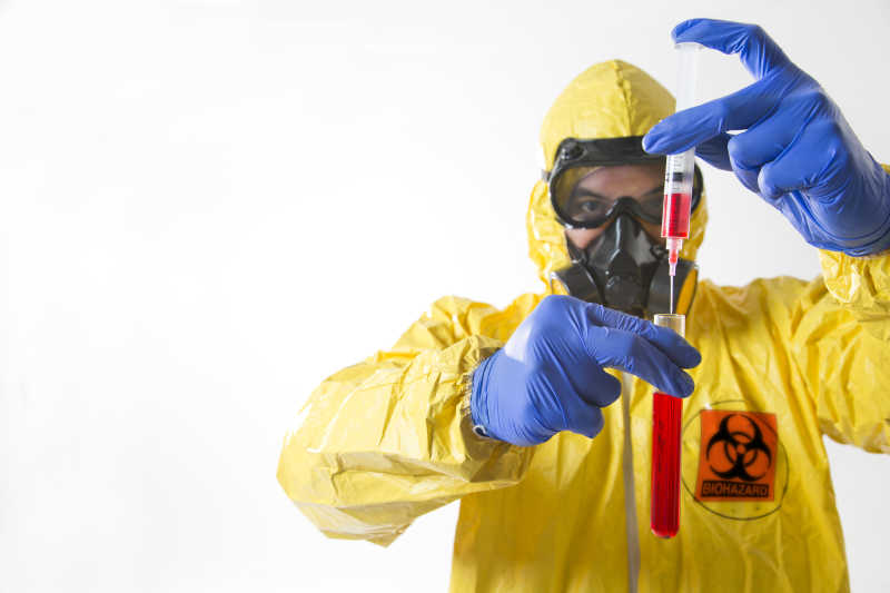 正在研究埃博拉病毒的科研人员