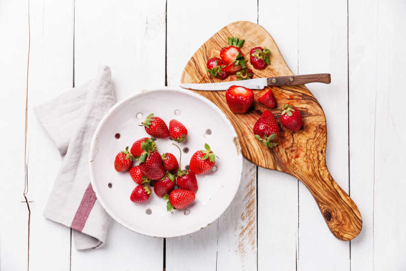 砧板和碗里的草莓