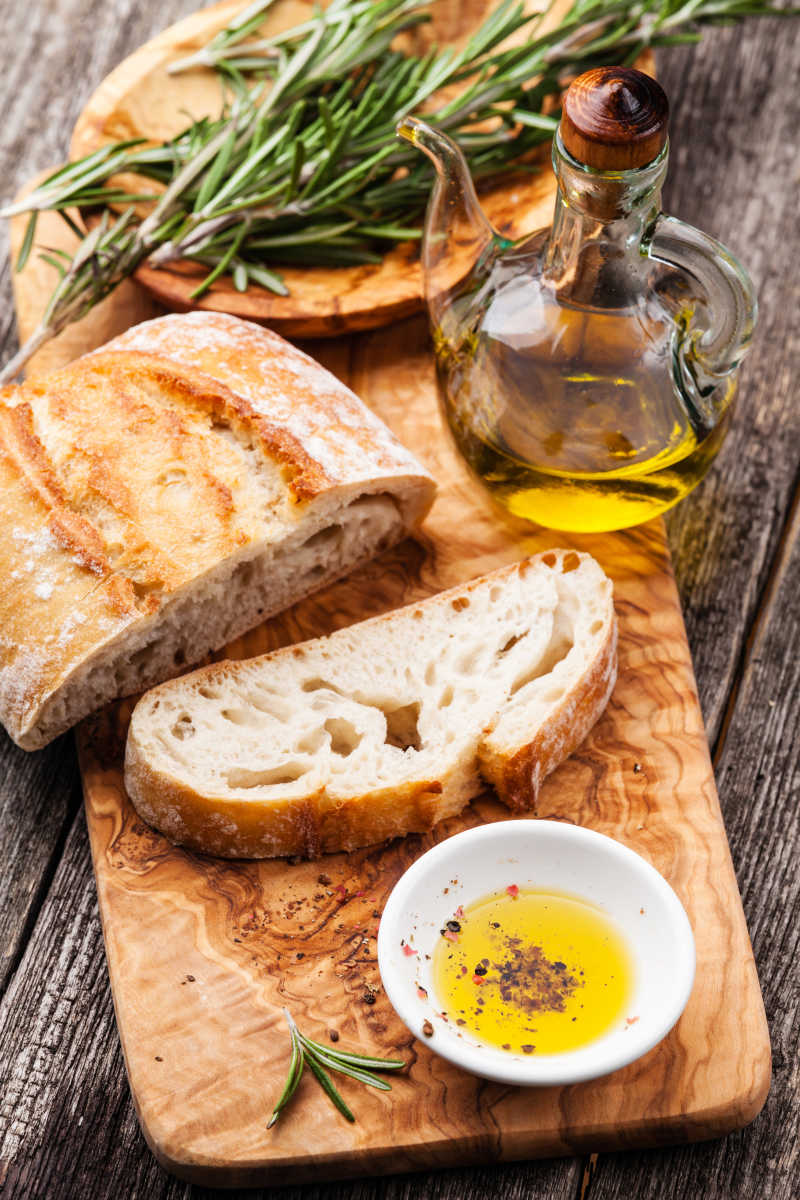 桌子上的面包和橄榄油