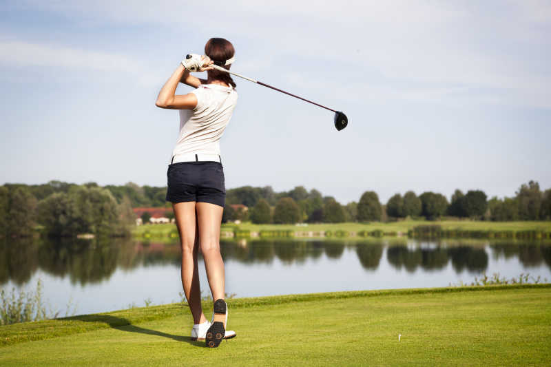 一个打高尔夫球的女孩背影