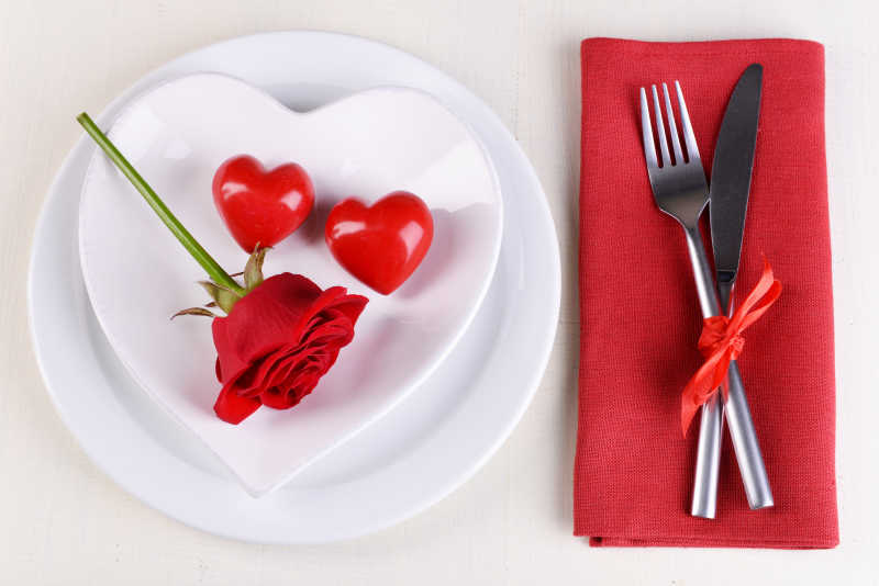 餐具上的玫瑰花和爱心
