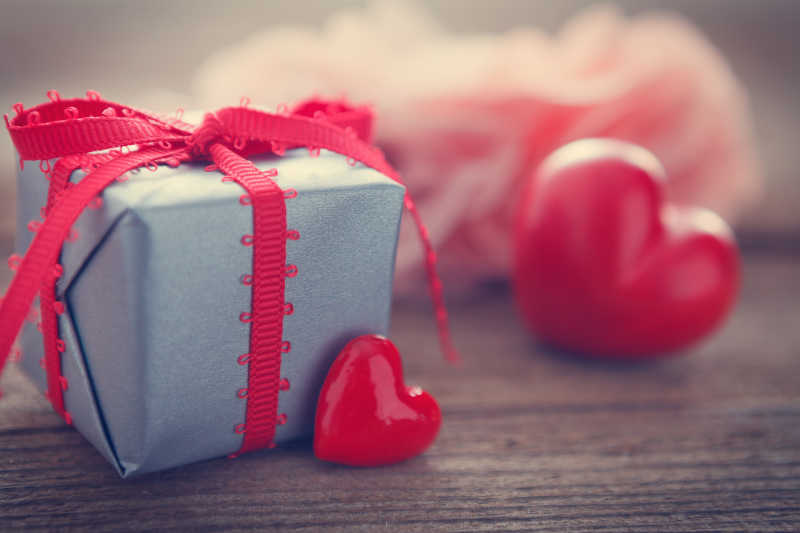 木板上的礼物和红色爱心