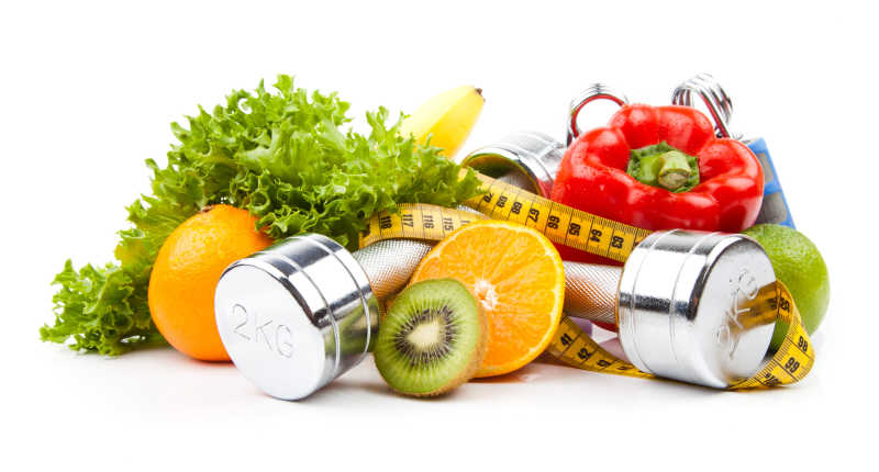 白色背景下的水果蔬菜和健身器材