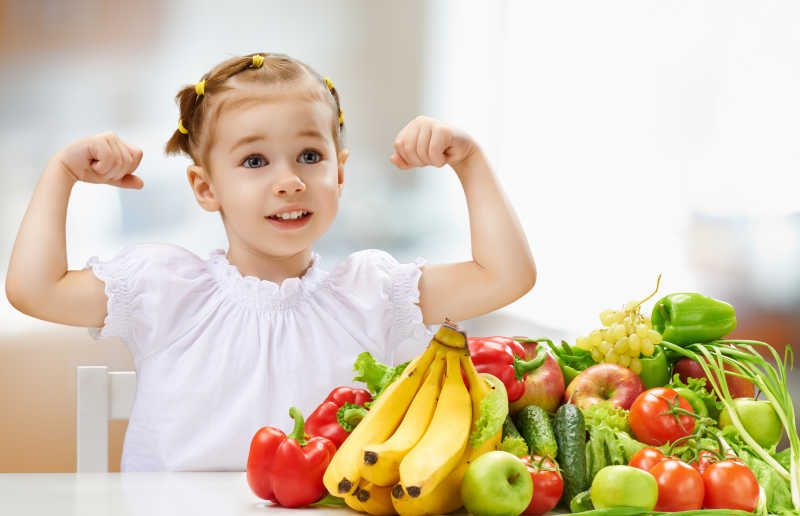 吃水果蔬菜身体强健的女孩