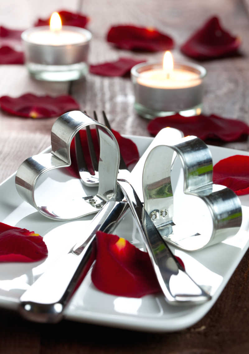 浪漫的情人节餐具摆设