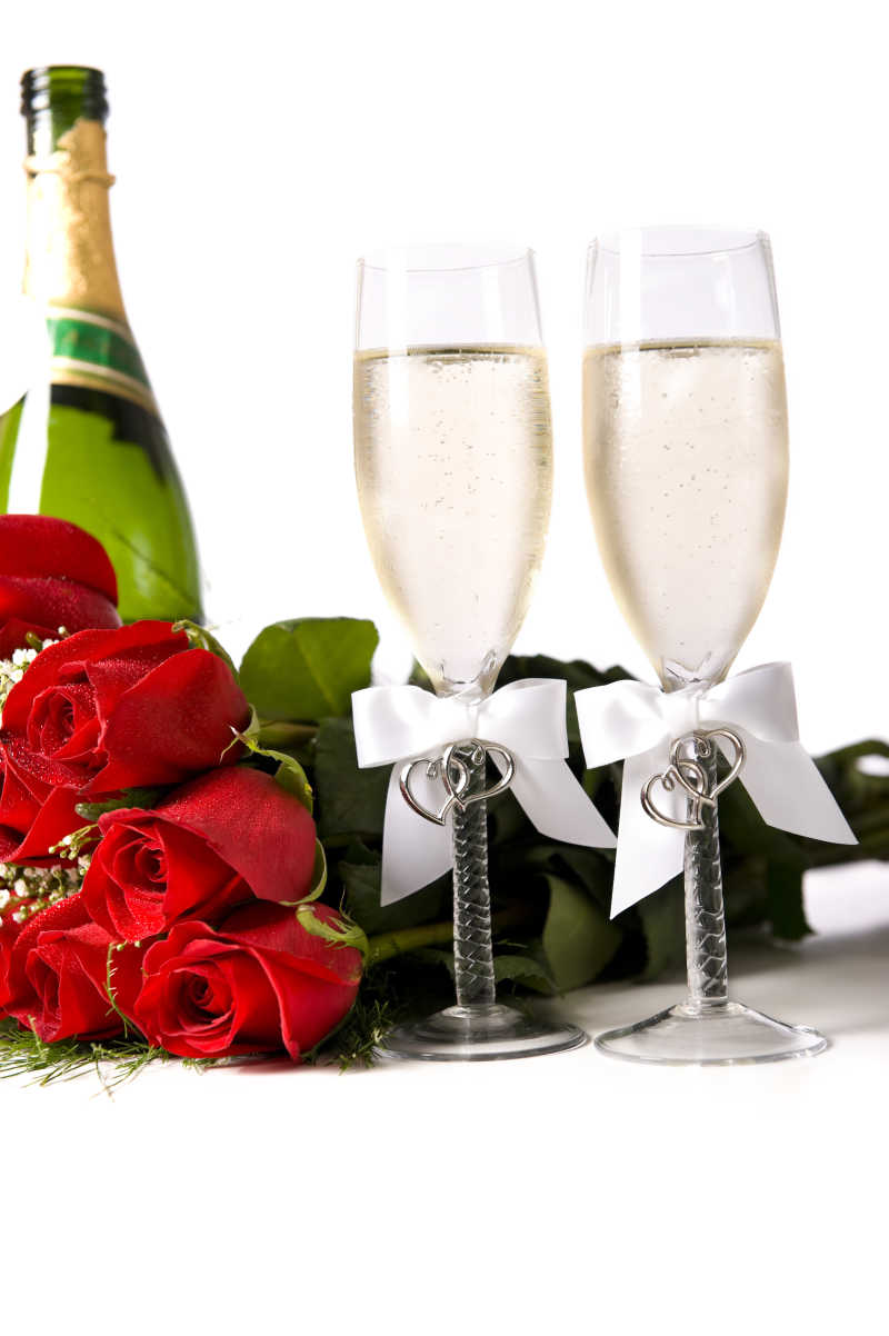 香槟和一束红玫瑰花