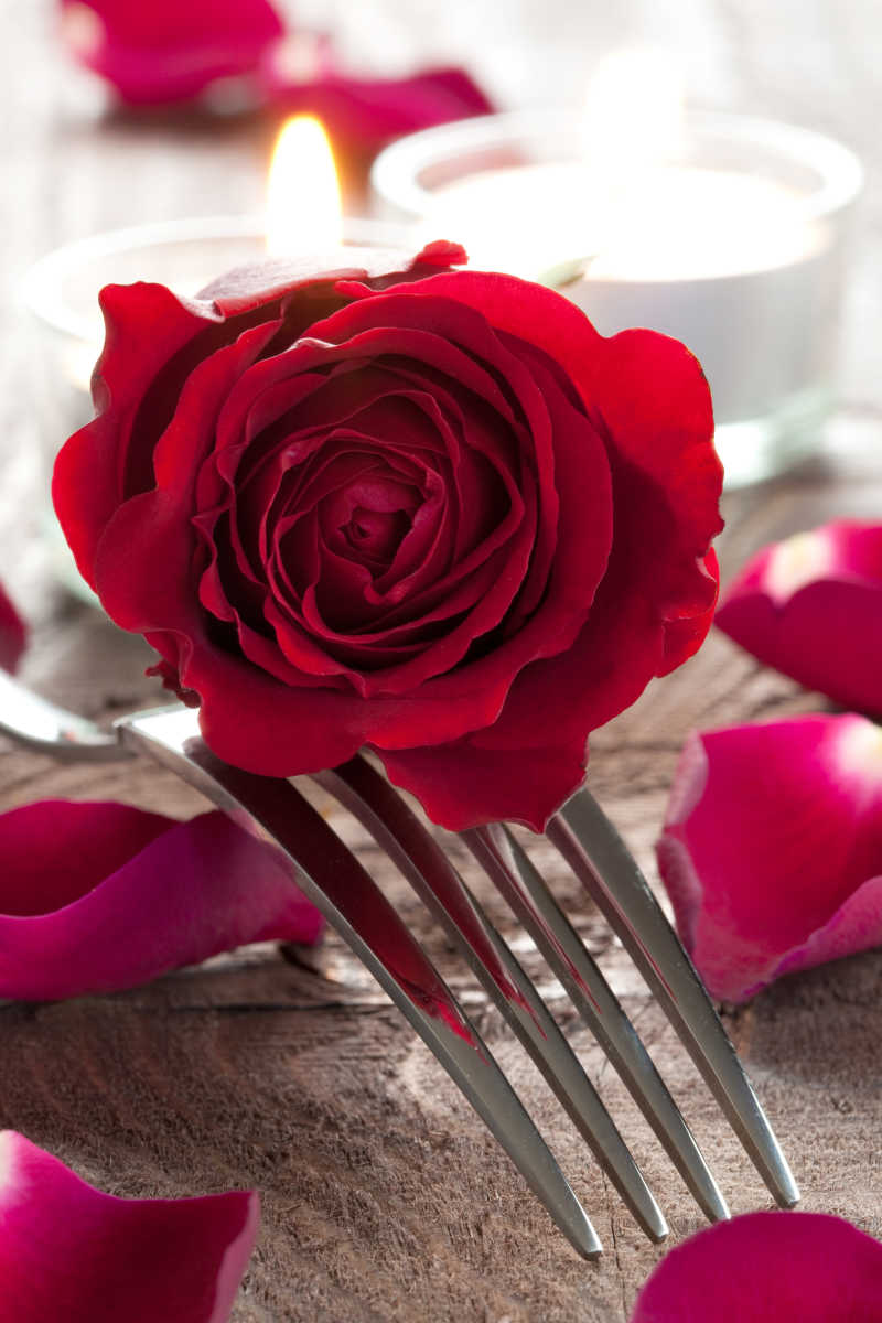 浪漫的情人节玫瑰花和餐具