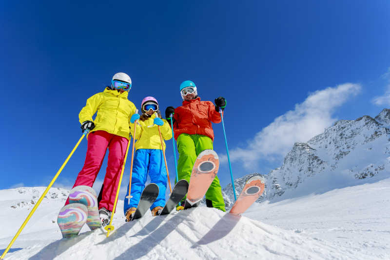 穿着滑雪服正在雪地里的大人与小孩