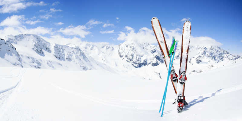 高山雪地里的滑雪板