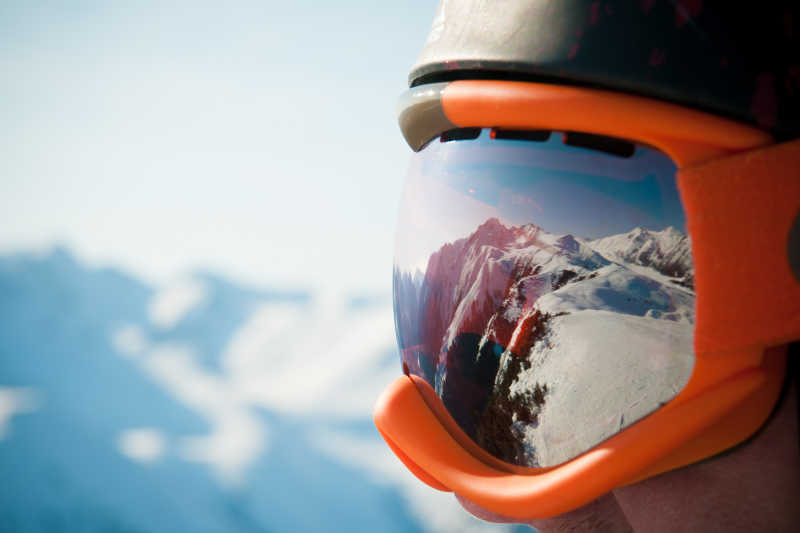 高山雪景反射在滑雪眼镜上