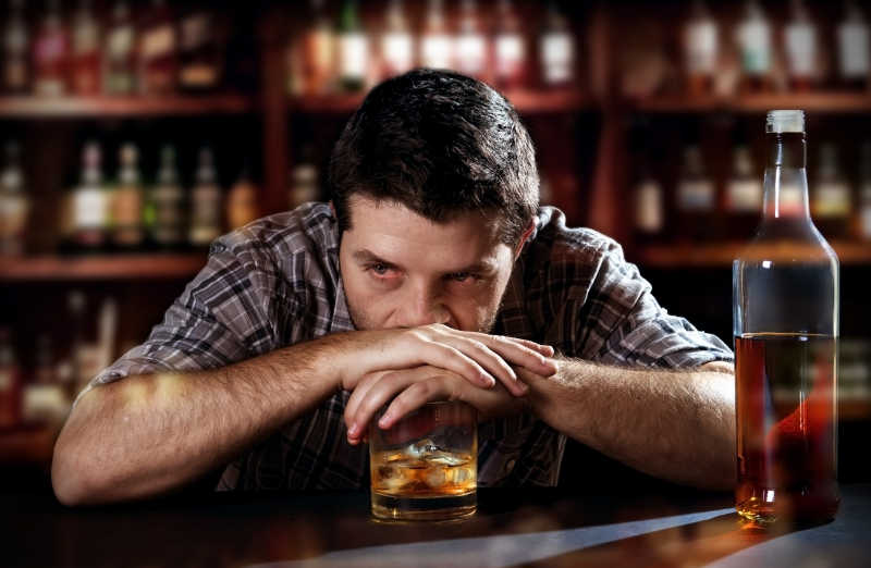 孤独男人喝酒图片