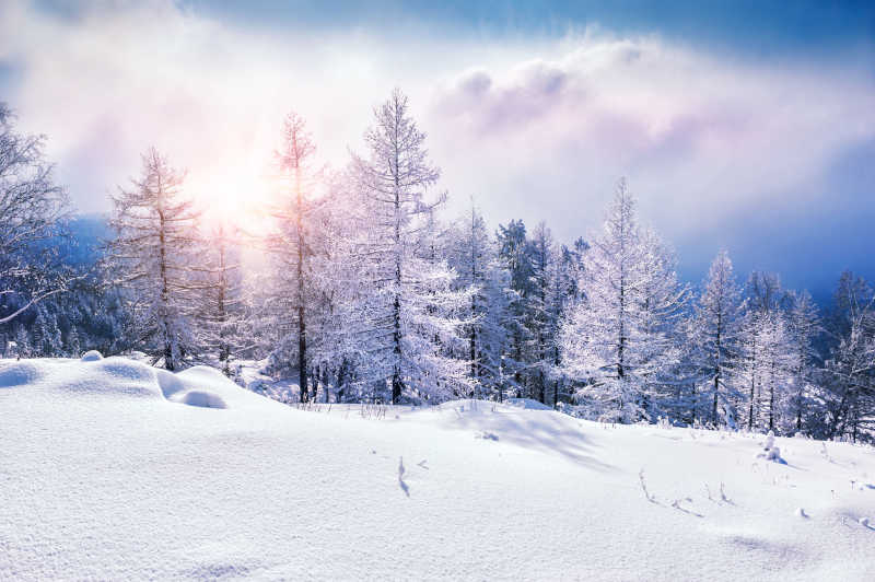 冬季雪山的阳光