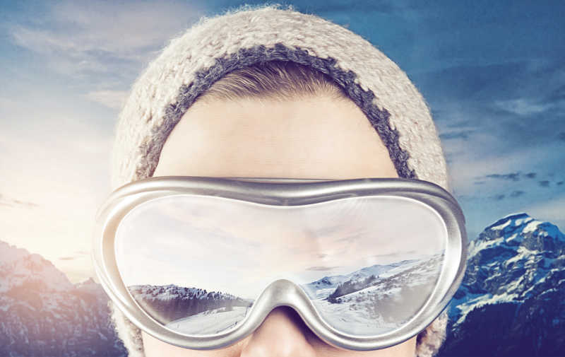 带着护目镜在滑雪的男子