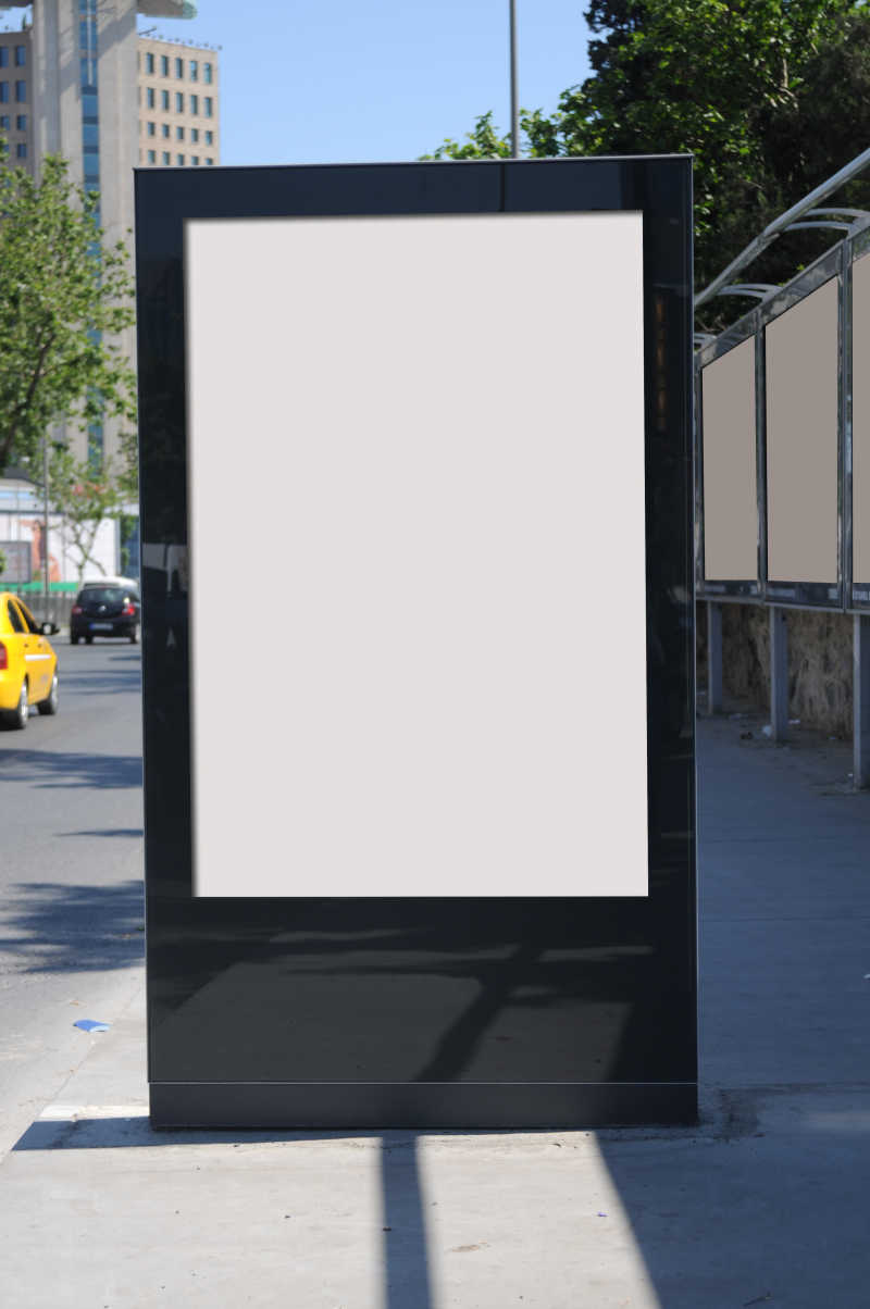 街道上的空白的电子广告牌