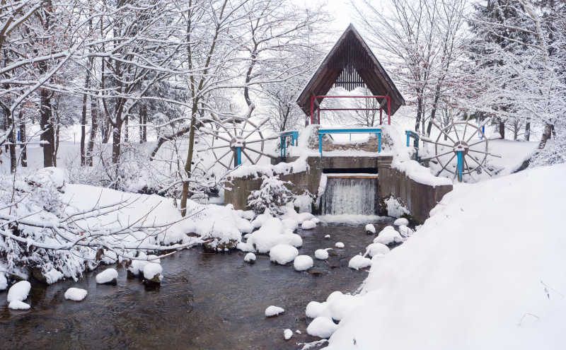 城市公园积雪覆盖的景观