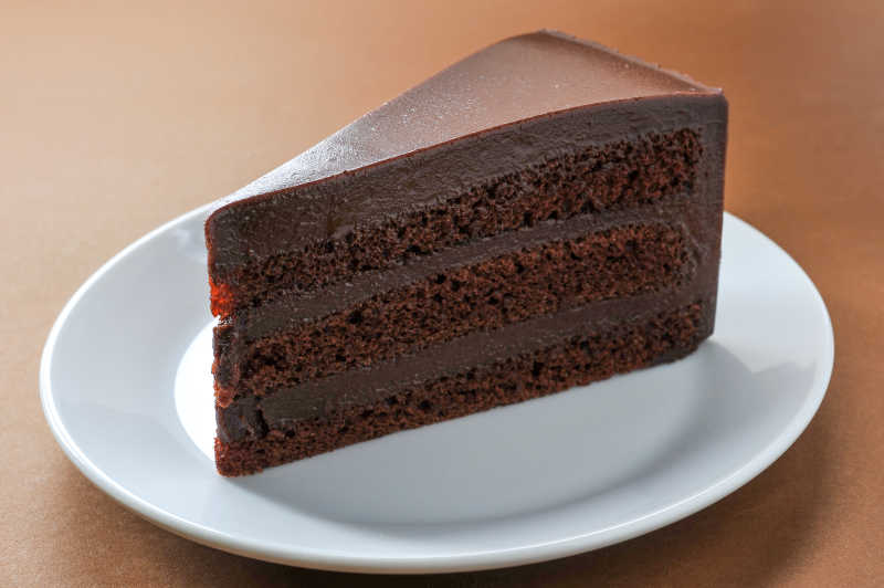 白色盘子里的巧克力慕斯蛋糕