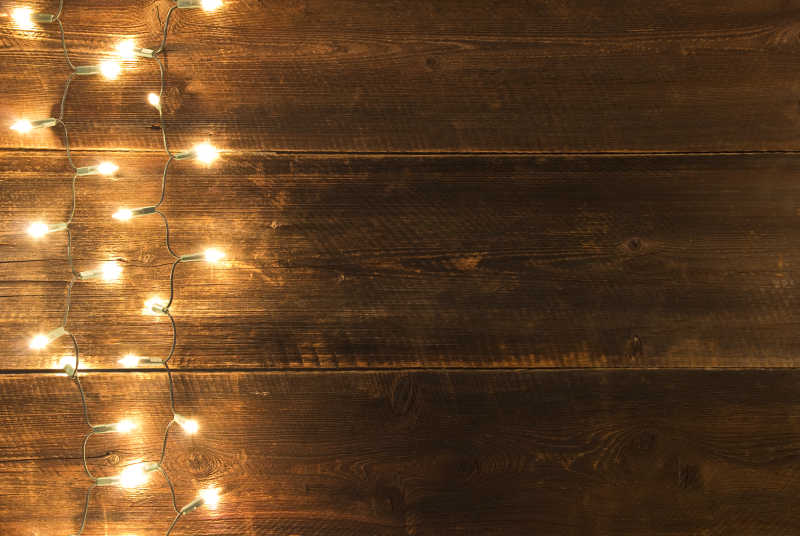 木桌上的圣诞装饰彩灯