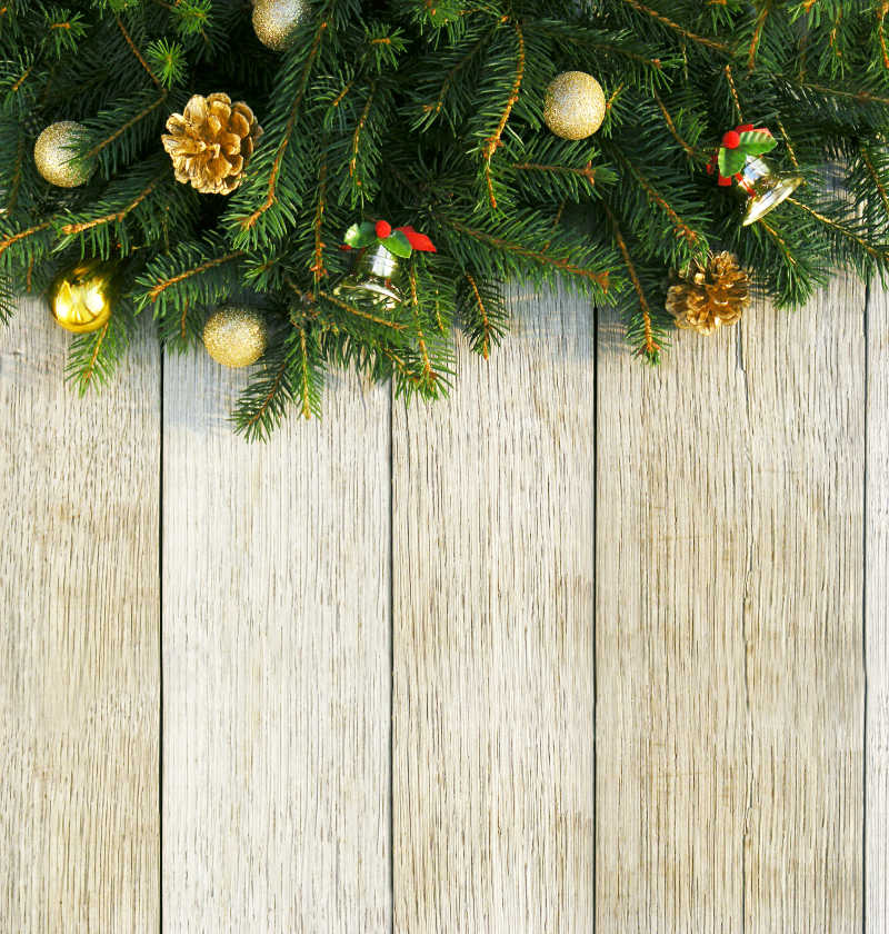 木板上的装饰好的圣诞树