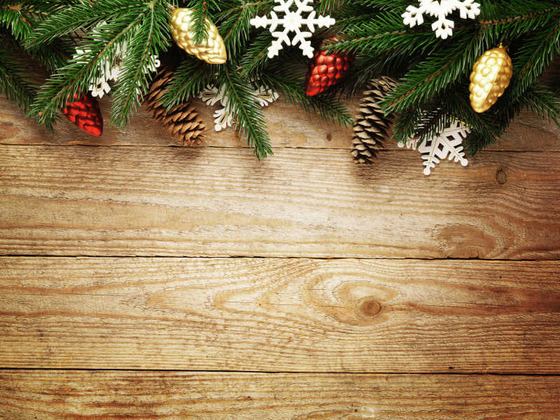 木板上的圣诞树枝和装饰物