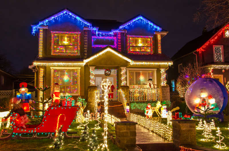 美丽彩灯装饰的豪华圣诞房屋