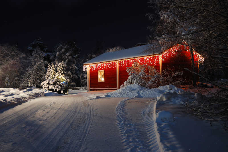 雪地里彩灯装饰的圣诞房子