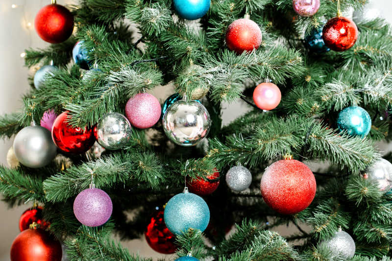 圣诞树彩色装饰球