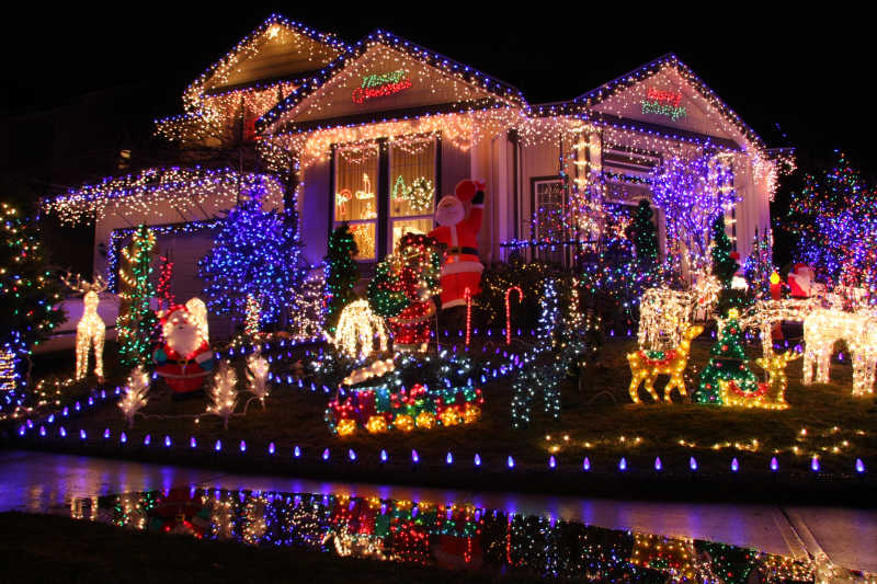 美丽的彩灯装饰下的圣诞节房屋