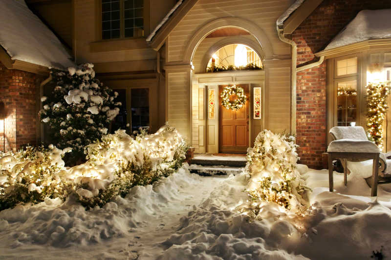 雪地里的圣诞节房屋
