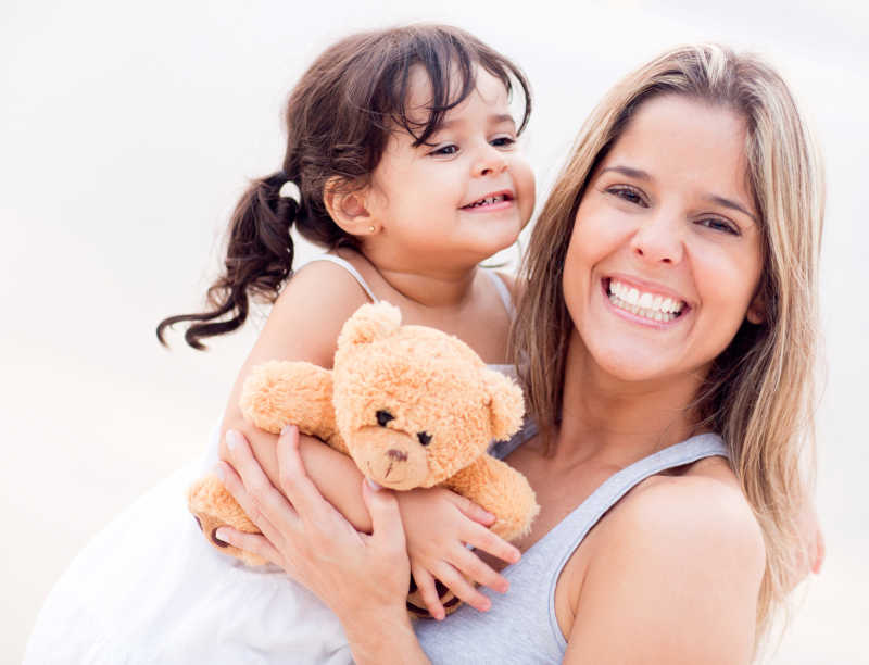 母亲和女儿肖像与泰迪熊