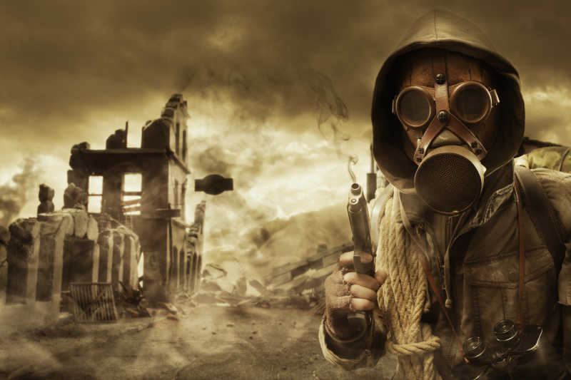 带着防毒面具的人站在废墟城市中