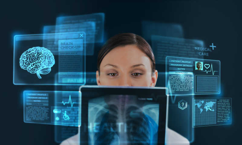 女医生在利用现代计算机电子技术诊断病情