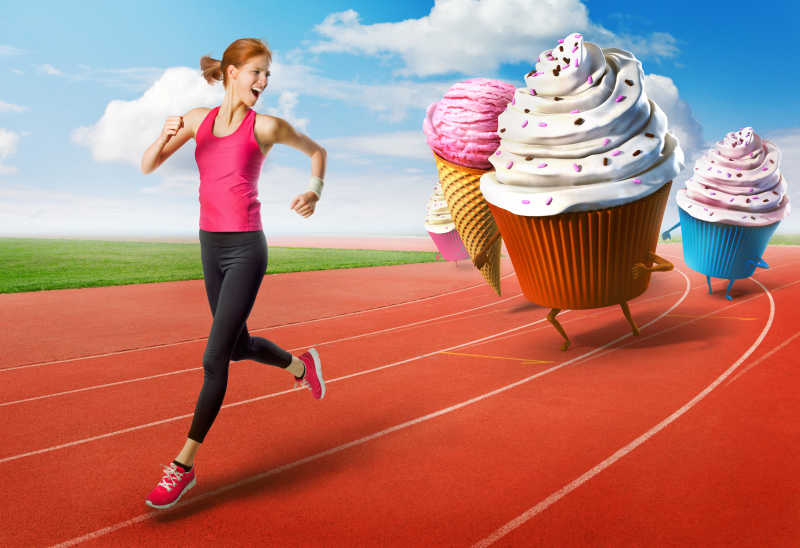 美女在跑到上和冰激凌糖果赛跑创意图