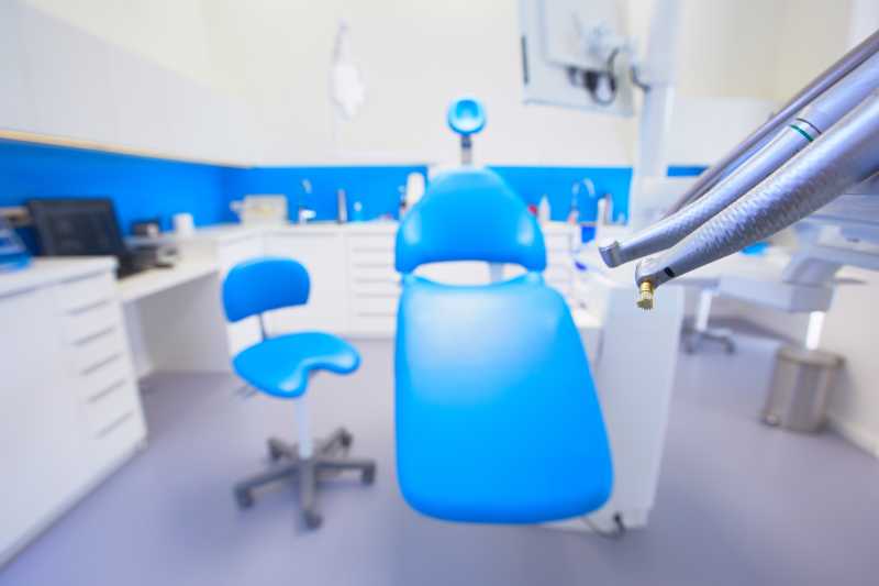 牙科诊所蓝色躺椅