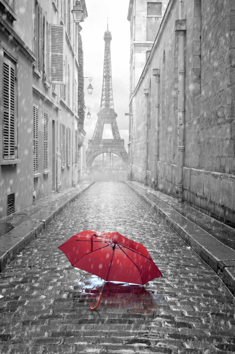 雨中的红色雨伞和埃菲尔铁塔