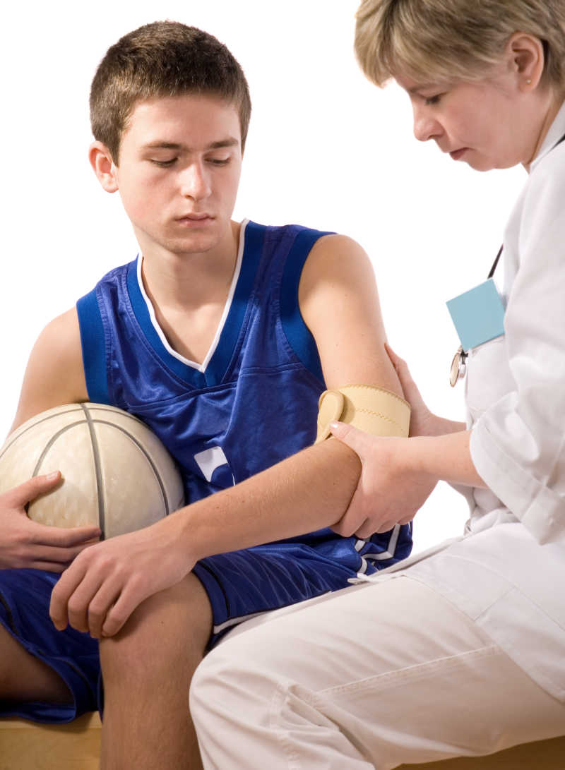 医务人员为骨折的篮球运动员做包扎