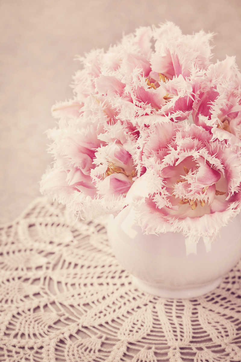 白色花瓶里的粉色花束