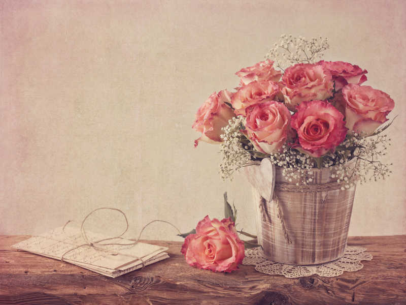 木制花瓶里的粉色玫瑰