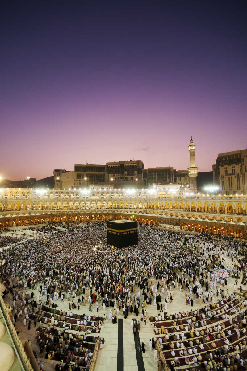 穆斯林朝圣者绕行Kaaba黎明祈祷