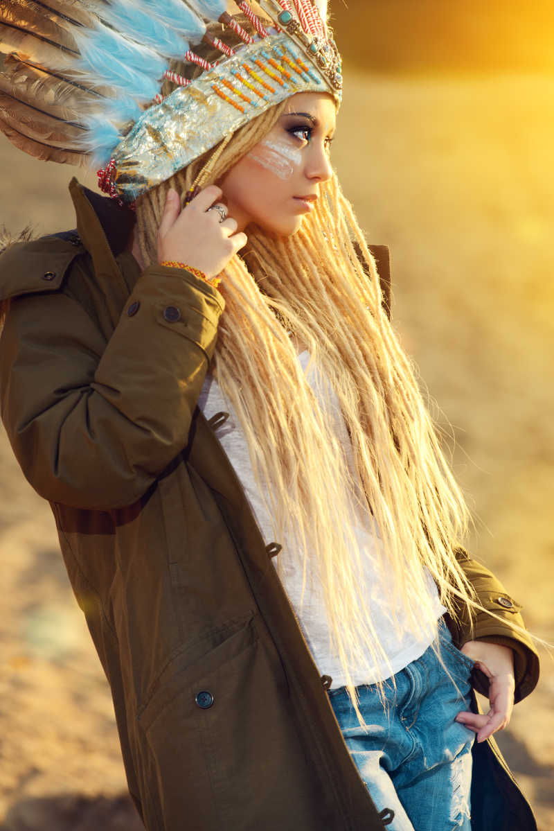 日落时分戴着印第安人帽子的女孩