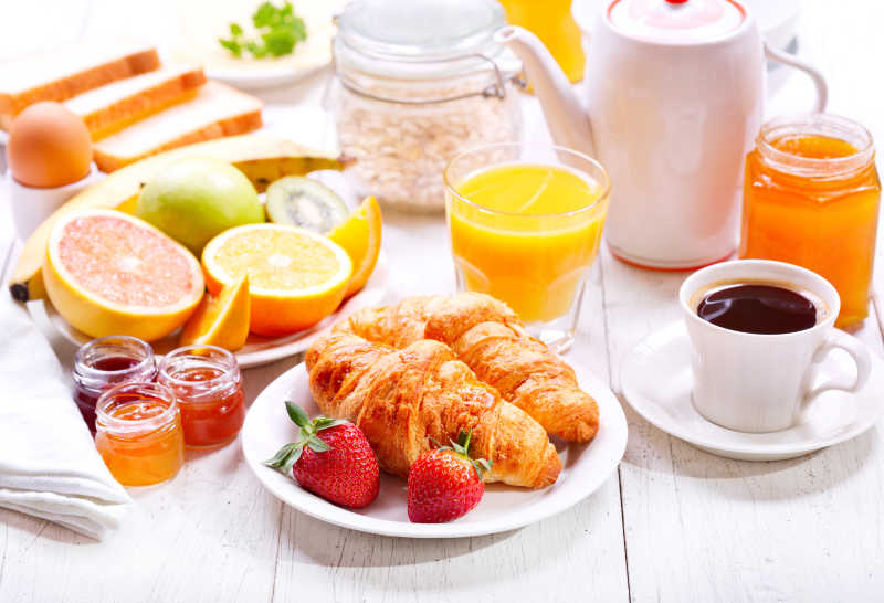 丰富的早餐面包咖啡橙汁水果