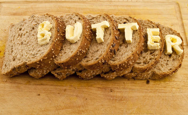 面包片和黄油组合的字母