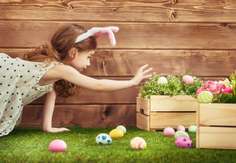 复活节彩蛋和快乐的小女孩