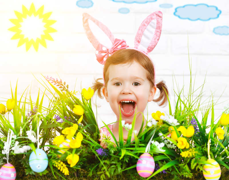 复活节主题戴兔子耳朵的快乐女孩