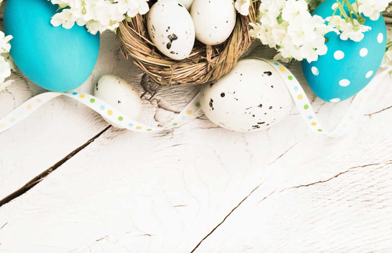 复活节彩蛋和鲜花装饰