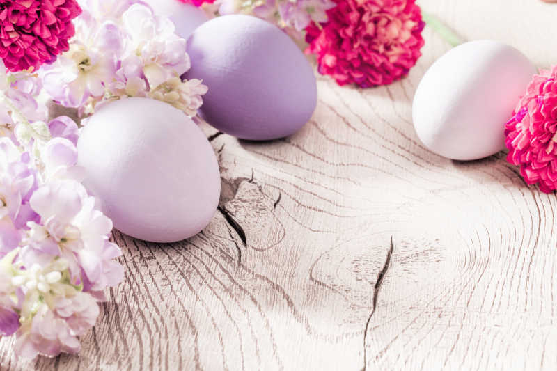木制背景中复活节鲜花装饰和复活节彩蛋