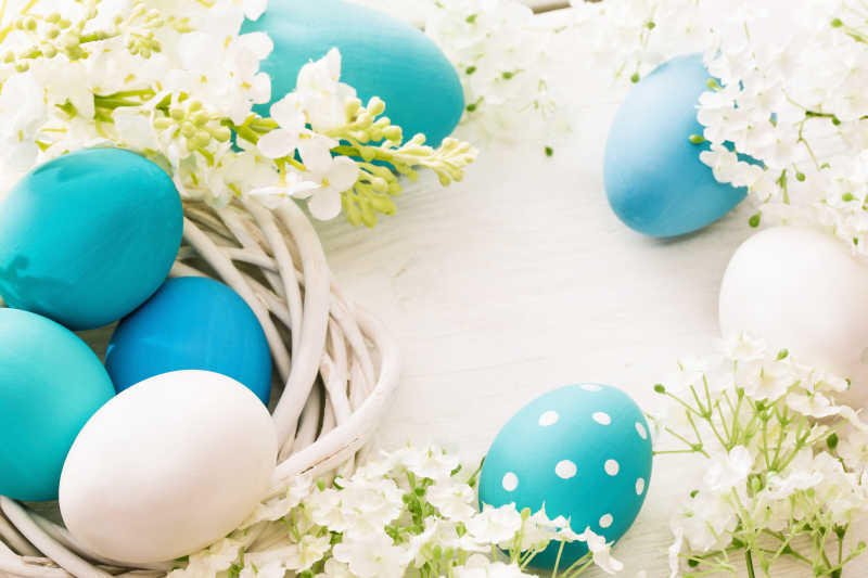 青白相间的复活节彩蛋和鲜花