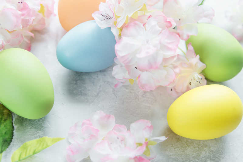 彩色复活节彩蛋和粉色樱花